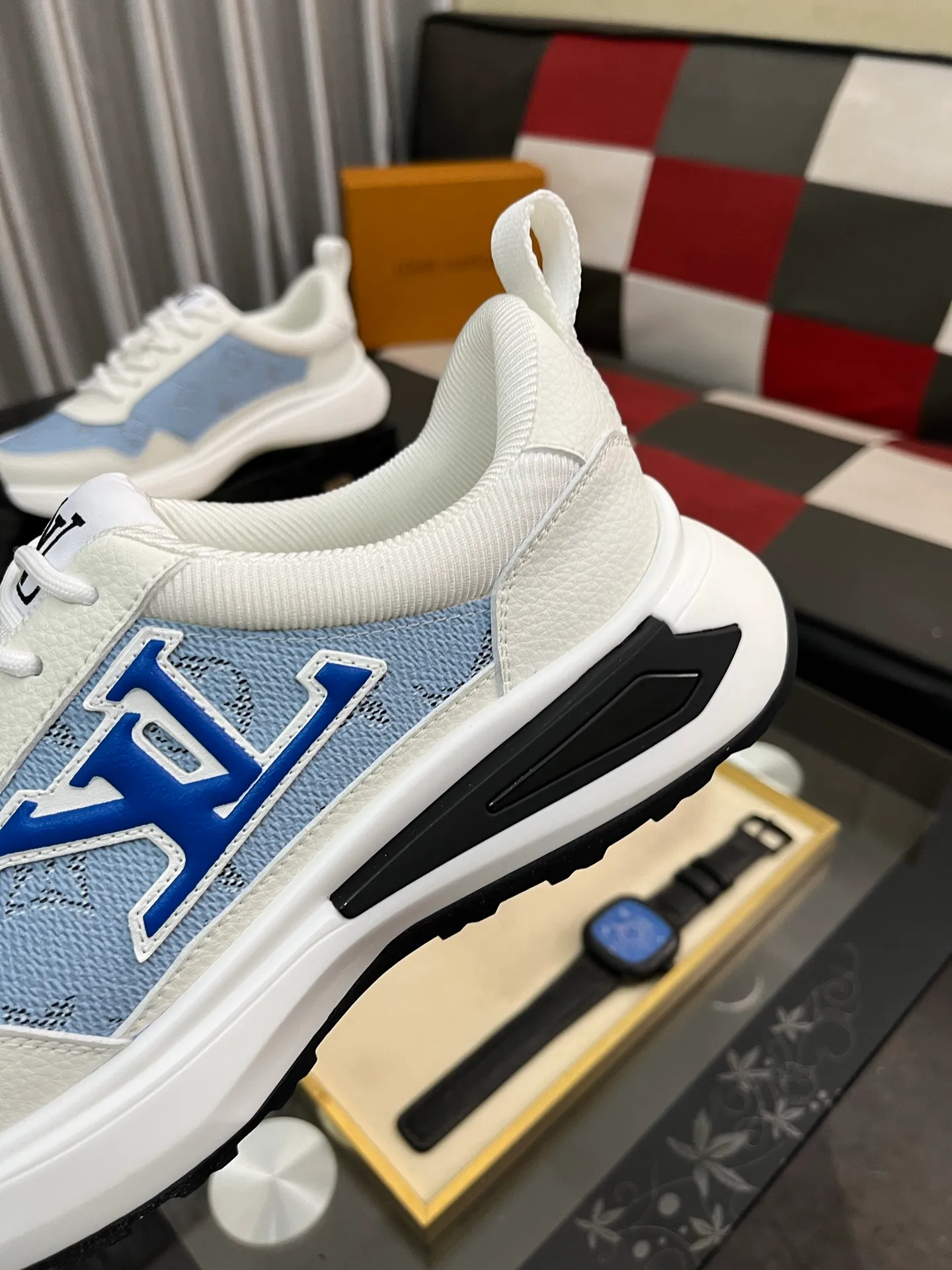 Men's shoes 💰458⌚️⌚️【LOUlS VUlTTON】Louis Vuitton ~ unique and casual style. LV counter purchasing 🏃casual shoes😍😍 Men's 2022 counters are on sale simultaneously, Italian imported brands select first-layer Italian cowhide. 🐑Sheepskin lining (refuses to discolor and rub feet) Sole: Original sole specially provided by the original factory 🎬Better in kind Size number: 38-443️⃣Colors available